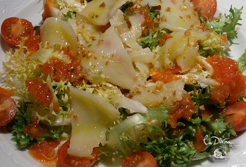 ensalada de escarola agridulce de tomate y bacalao ahumado